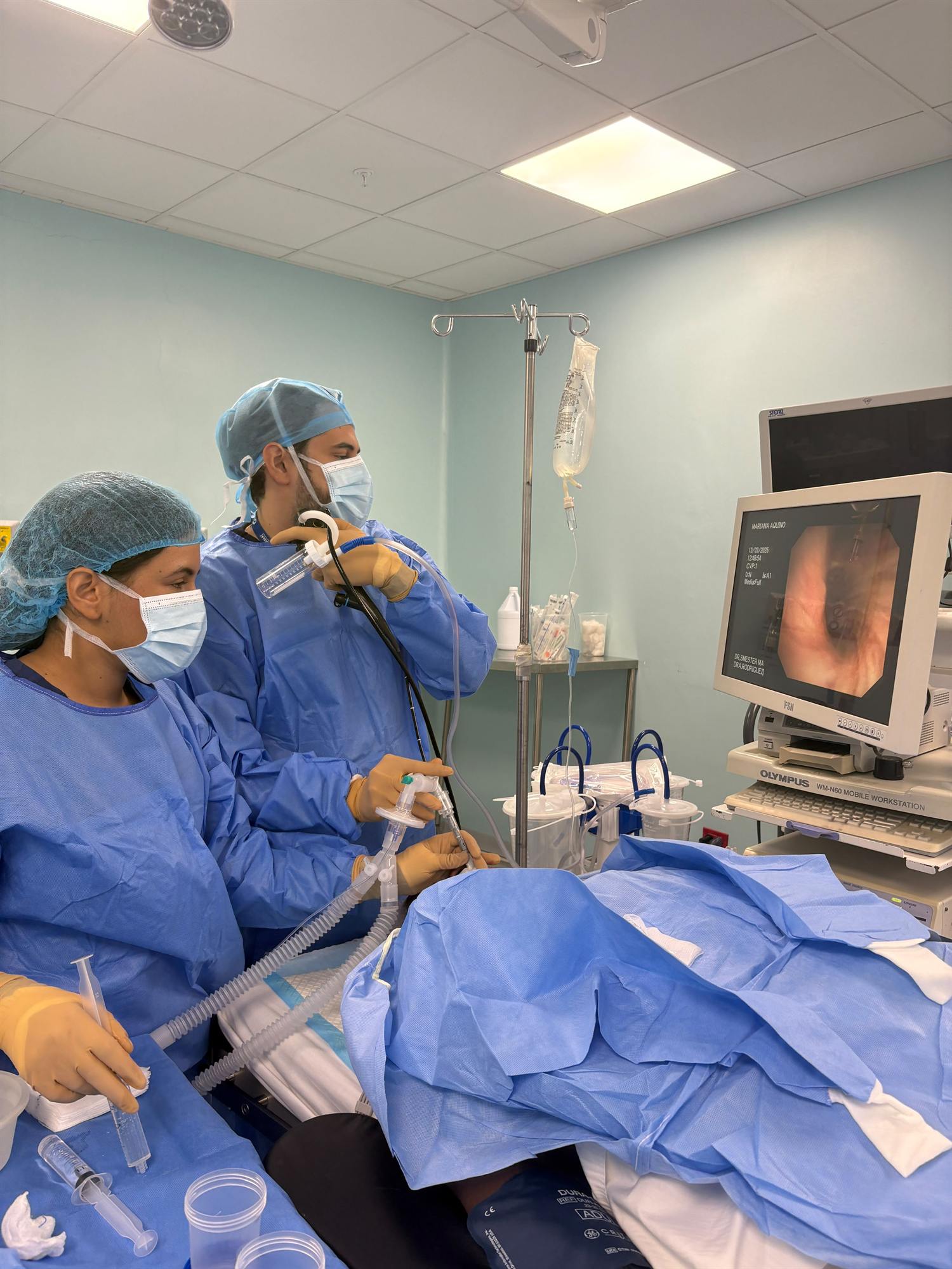El Dr. Smester y su equipo realizando una broncoscopia en sala clínica