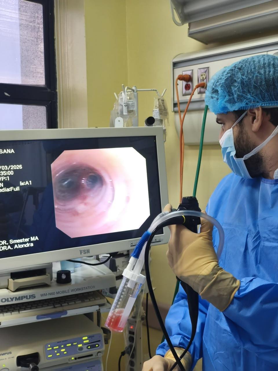 El Dr. Smester observa en el monitor la imagen de la vía aérea durante una broncoscopia