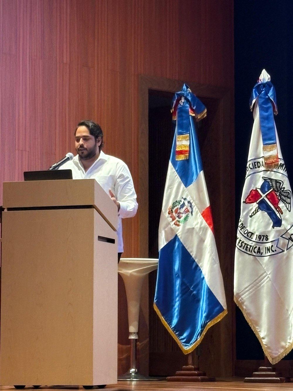 Dr. Smester dictando conferencia magistral