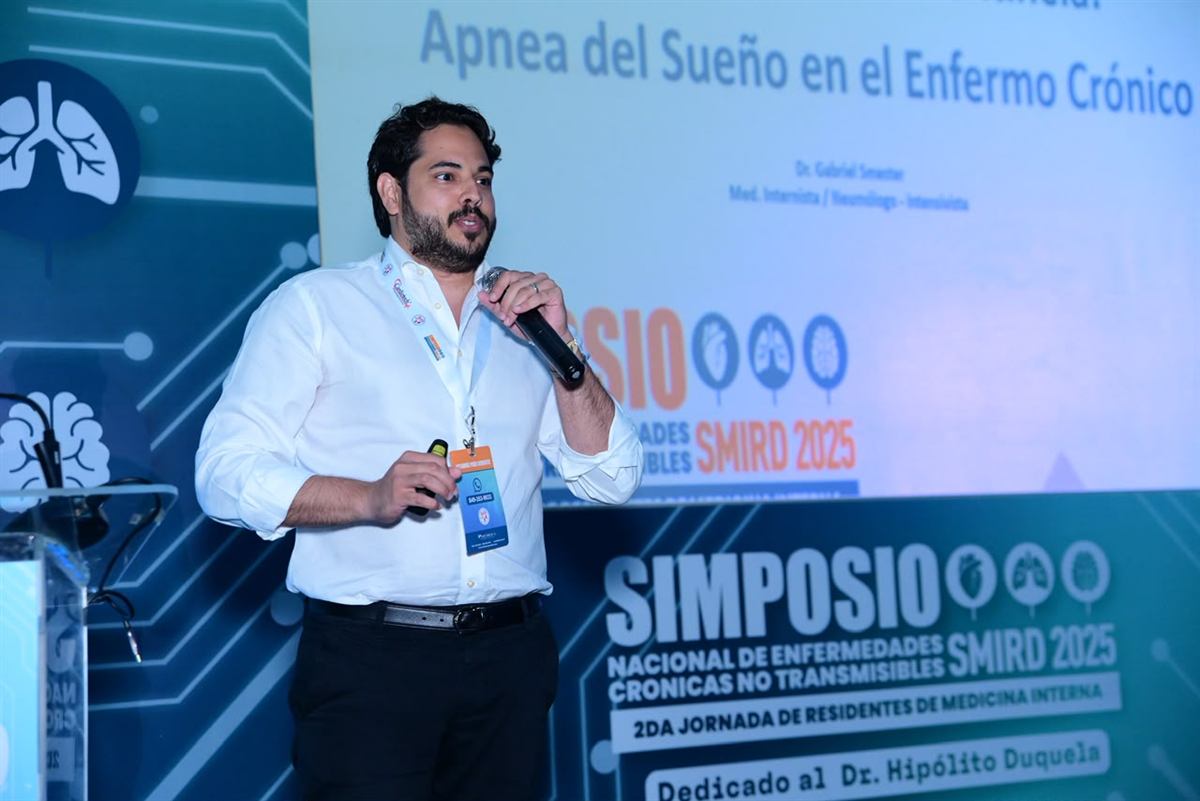 Dr. Smester dictando la conferencia Apnea del Sueño en el Enfermo Crónico en el simposio de la Sociedad de Medicina Interna de la República Dominicana